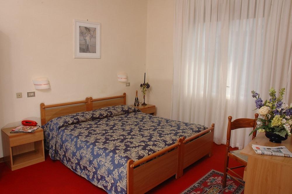 Hotel Moderno Лидо ди Йезоло Екстериор снимка